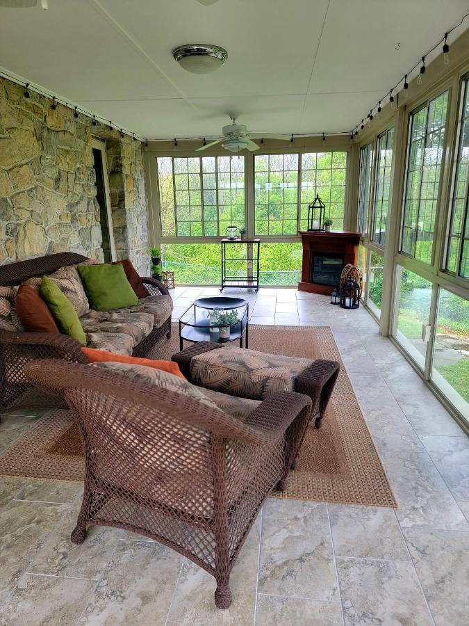 Downingtown Manor - 1900S Farmhouse With Creek Views Exteriér fotografie