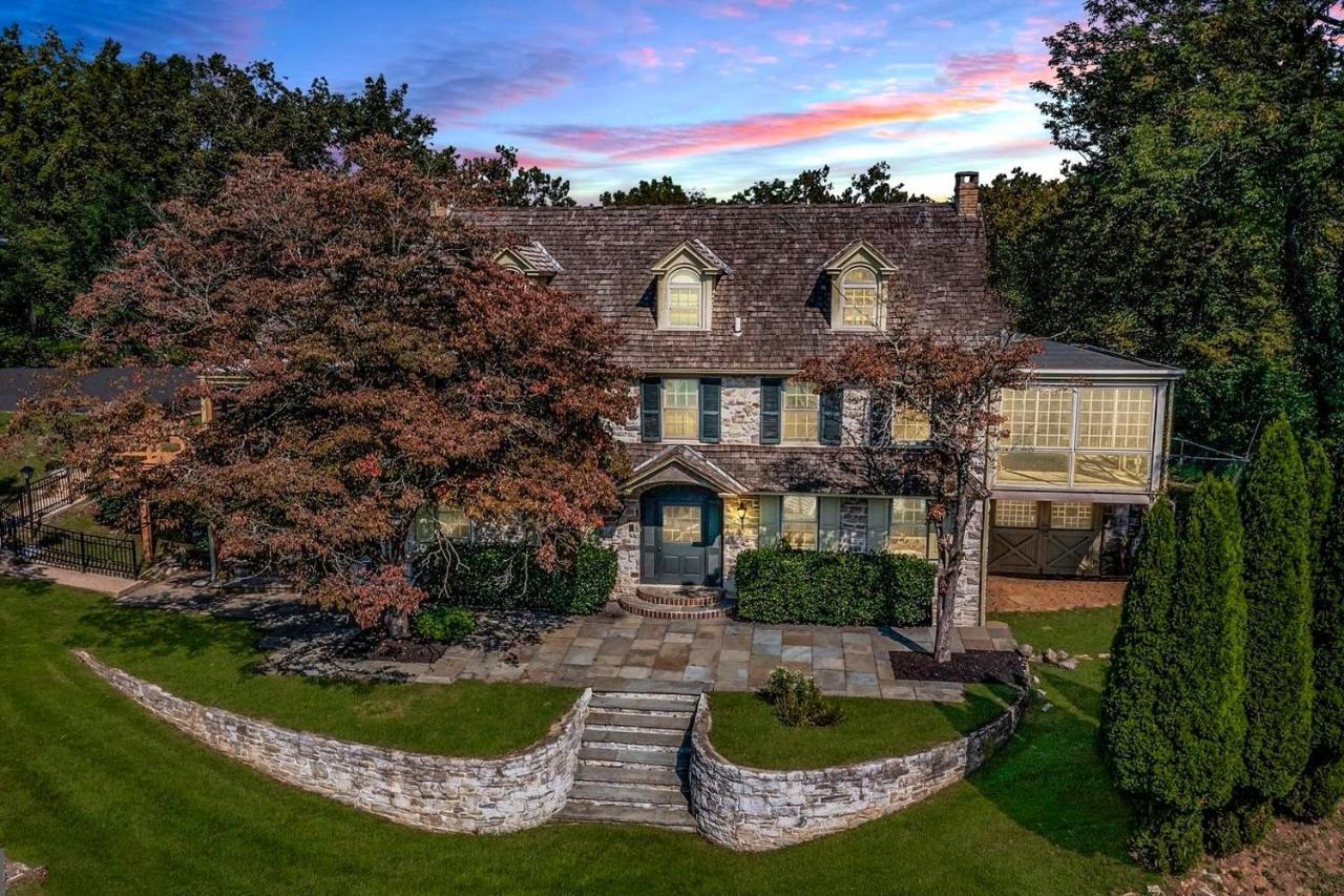 Downingtown Manor - 1900S Farmhouse With Creek Views Exteriér fotografie